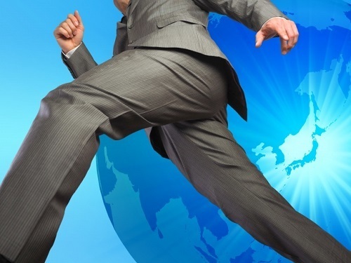 飛躍するビジネスマン.jpg